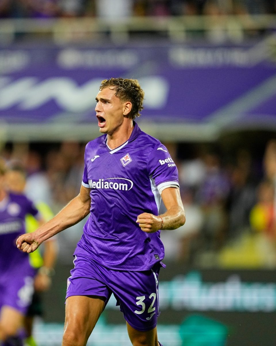Mateo Pellegrino esulta dopo un gol con la Fiorentina